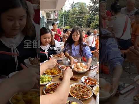 吃酒席时坐在上菜位置的悲伤..... #funny #happy婚 #搞笑 #高能段子手 #comedy