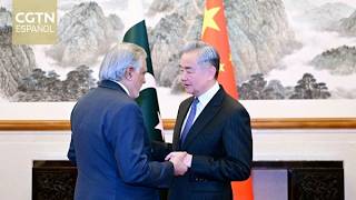 El canciller chino, Wang Yi, conversa con su homólogo pakistaní acerca de la situación en Irán