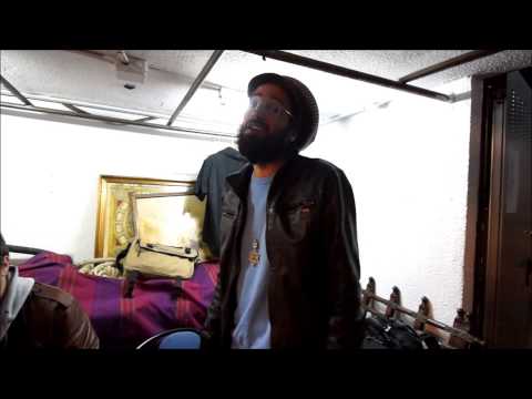 Ras Tewelde cantando y mandando un saludo a HHmadrileño