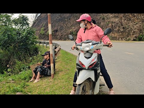 Thu had a health problem and fainted by the roadside, where she was helped by a kind person.