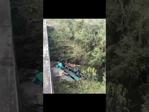 Caminhão cai de ponte na SC-114 em Otacílio Costa