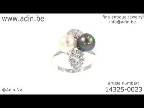 Diamond ring with one black and one white pearl. (Adin reference: 14325-0023)