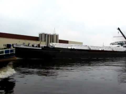 Vorbeifahrt Binnenschiff Bernic - GMS - 02319711 unter Eisenbahnbrücke in Oldenburg