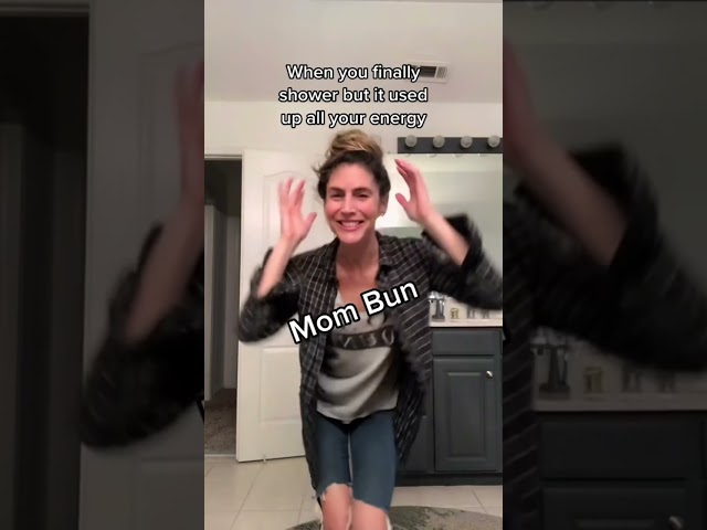 Vídeo relacionado con Gay Mom Messy Hair Bun LGBTQ Rainbow Pride Women Lesbian Camiseta