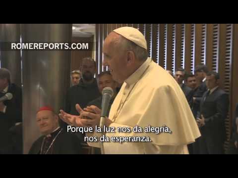 Francisco improvisa una catequesis con niños