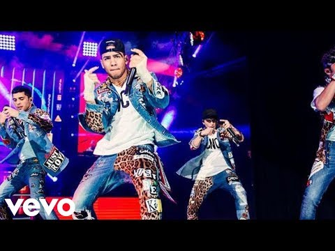 CNCO, Meghan Trainor, Sean Paul - Hey DJ ( EN VIVO ) CHICAGO