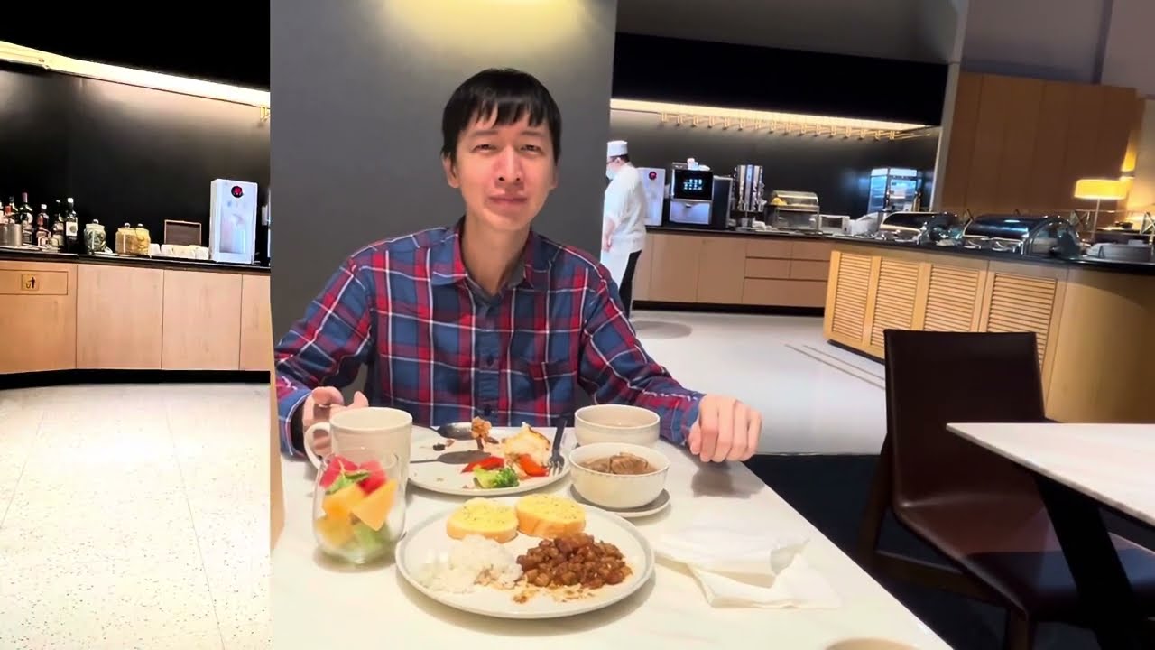 Singapore Airlines SilverKris Business Class Lounge thumbnail