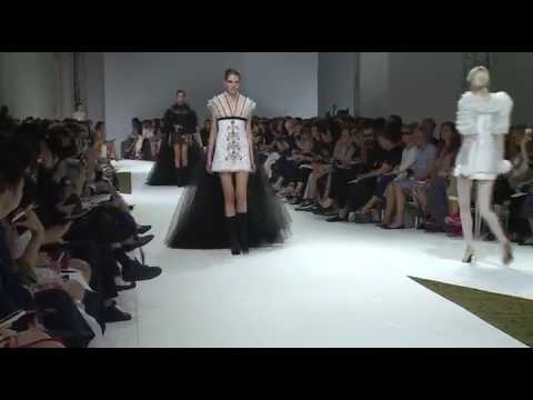 Giambattista Valli – Fashion Show Haute Couture Autumn / Winter 2016/17