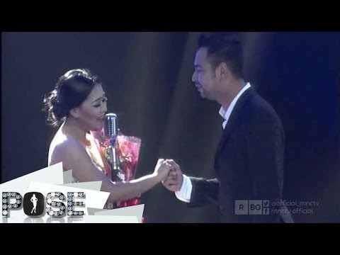 Raffi Ahmad Memberi Bunga Untuk Arum Primadona - Pose (15/3)