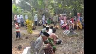 preview picture of video 'Ziarah dan Silaturahim di Makam Keluarga ~ Versi Photo'