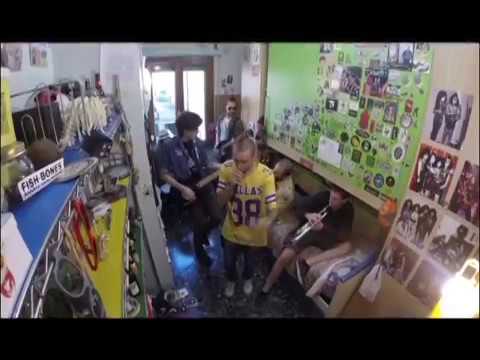 Fish Bones - Vivo Male - Official Video