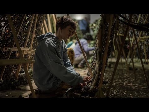 Tag und Nacht im Dienste der freien Ukraine. Wer nicht kämpfen kann, der baut als Volontär Tarnnetze