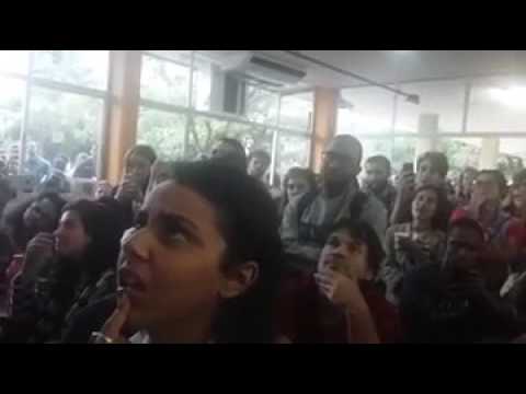 Reação da comunidade acadêmica da UFSC no CCE após pronunciamento do presidente Michel Temer