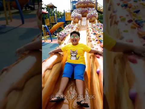 Asik, denis punya perosotan dari donat rasa coklat🍩🍩