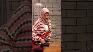 Download lagu keren nih CEWEK JAGO MAIN GITAR | LAPORPAK TRANS 7 mp3