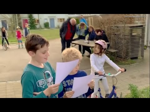 隔離された人たちを支えようと、近所の人たちが一緒に歌ってくれました。 (Neighbors Sing Together to Support Those Quarantined)