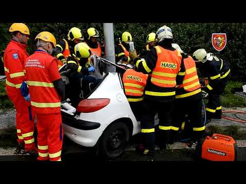 Nehoda v Ostravě - po nárazu do sloupu vyprošťovali hasiči řidiče (HZS MSK), 9.9.2019