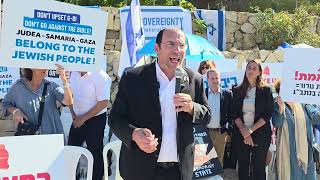 ח"כ שמחה רוטמן בהפגנה מול ישיבת הממשלה  (חדשות ערוץ 7) - התמונה מוצגת ישירות מתוך אתר האינטרנט יוטיוב. זכויות היוצרים בתמונה שייכות ליוצרה. קישור קרדיט למקור התוכן נמצא בתוך דף הסרטון