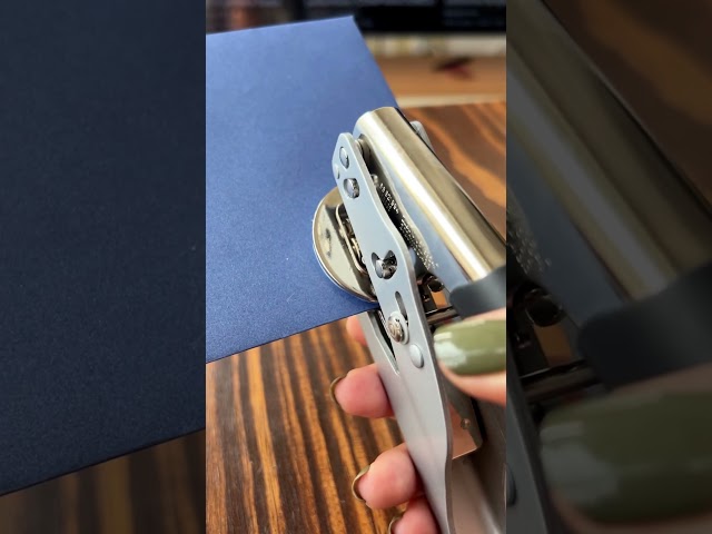 Vídeo relacionado con Sello De Libros En Relieve Personalizado, Sello Libros Relieve Personalizado En Seco Para Libros Ex Libris de Relieve Portátil Para Bibliotecas