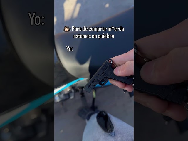 Vídeo relacionado con VAGCARS Llavero de coche de carreras, llavero deportivo F1, llavero de metal modelo de carreras, llavero de coche, accesorio de llavero, regalos de Fórmula 1 para niño, hombre, mujer, fanático de las