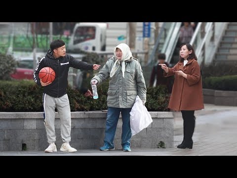 當撿瓶子的老人街頭遭年輕人欺負，最後多虧了這些路人！
