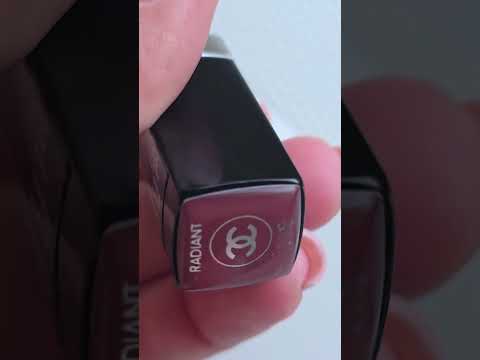 Chanel Rouge Coco Bloom губная помада с эффектом увлажнения, интенсивного цвета и стойкостью. - фото 2 - id-p2389589479