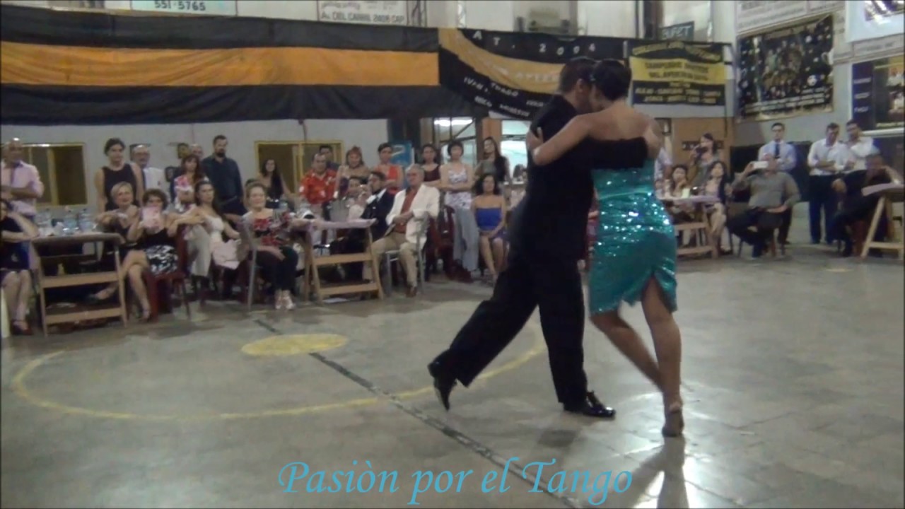 CARLA ESPINOSA y GABRIEL MISSE Bailando el Tango BIEN PULENTA en LA MILONGA DEL MORAN