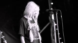 The Pretty Reckless - Waiting For A Friend (Lyrics)