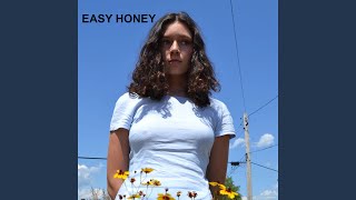Kadr z teledysku English Rain tekst piosenki Easy Honey