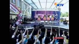 Download lagu Teenebelle ft. Giring 'Nidji' - Laskar Pelangi (Live! No Lypsinc @inboxSCTV_) 25 Mei 2014 mp3