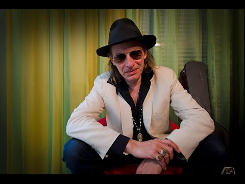 AUF DEM ROTEN STUHL | Ernst MOLDEN "Mich haben Tatorte nicht mehr erschüttert"