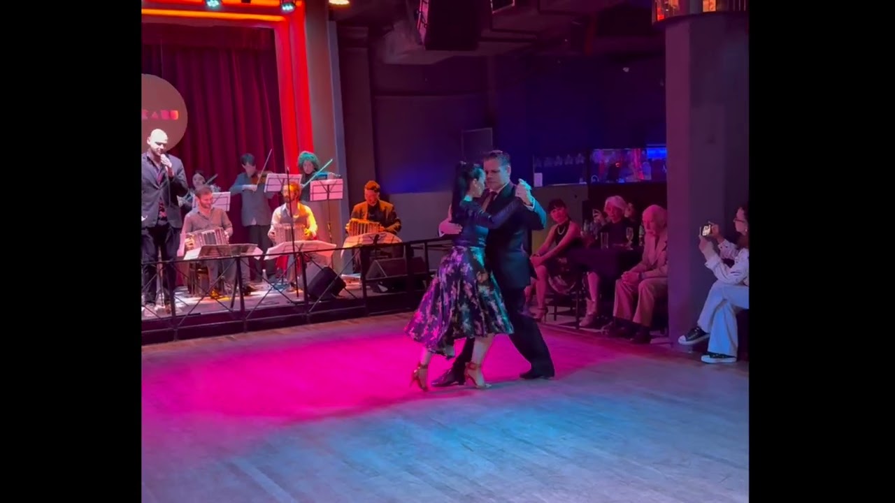 Lola Ruiz y Pedro Ochoa bailan Garúa con la orquesta La Bruma