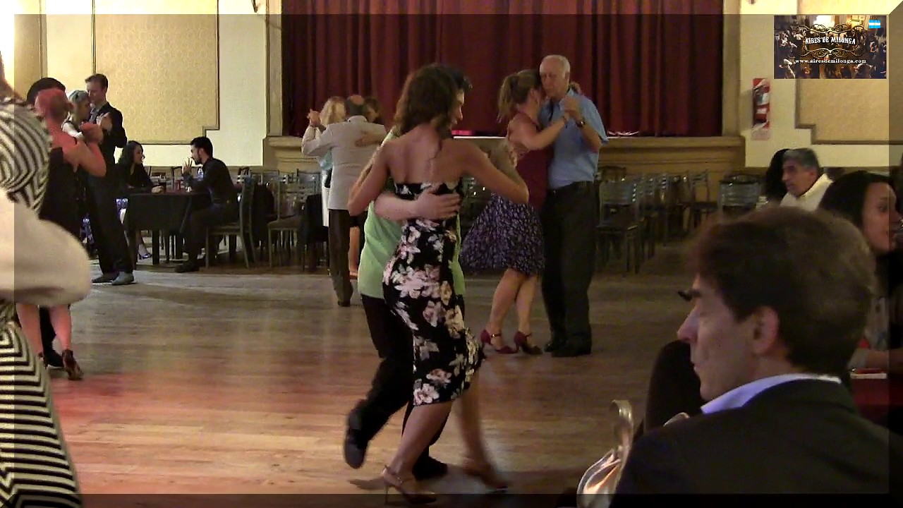 Para aprender, copiar, milonguear  Pareja milongueando en Porteño y Bailarín