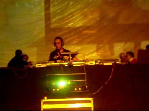 DJ TrAsGo Sona la Dipu a DJS 2010 Manises - Subidon minuto 4