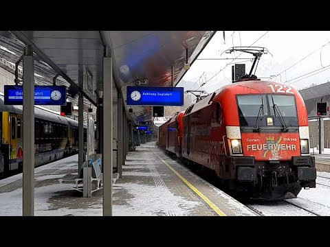 St. Anton am Arlberg: Durchfahrt von Containerzug mit ÖBB 1016 048 und 1116 xxx und 1144 xxx.