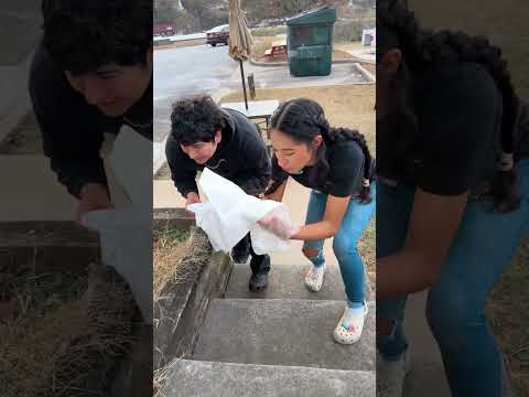 Esa jente 😤 pobrecito