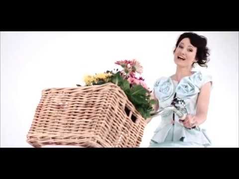 Davine - A Bicyclette (Official Video)