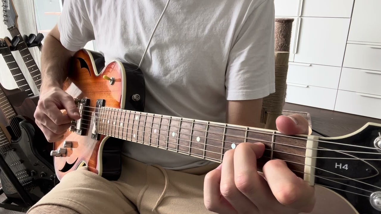 Roberto Barlocci fingerpicking the Dust in the Wind riff on acoustic guitar