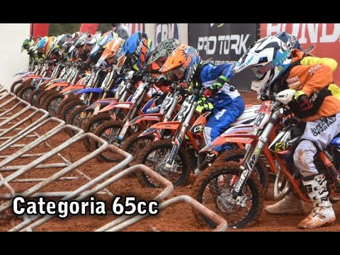 Chuva vento e muita lama na corrida da 65cc. Campeonato Brasileiro de Motocross 2020