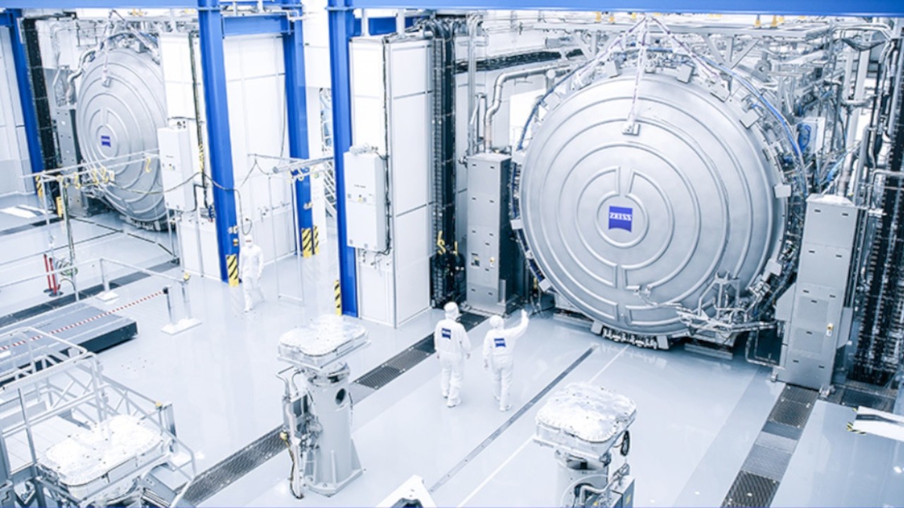 Why ASML’s High-NA EUV Machine is a Game-Changer for 2nm Chips