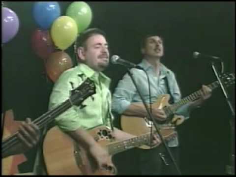 Yosi & The Superdads: "Dinosaur in Love"