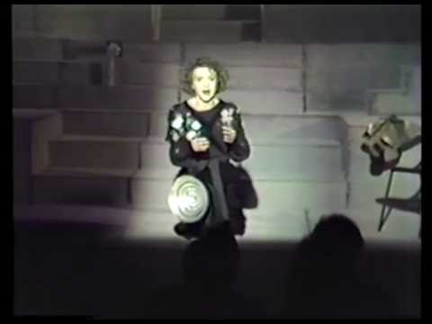 Hamletmachine [Μηχανή Άμλετ] του [[#Heiner Müller#]] - Σκηνοθεσία: [[#Uwe Mengel [Ούβε Μένγκελ]#]], Νέα Υόρκη (1984). Εμβληματική ερμηνεία του μεταμοντέρνου θεατρικού έργου του Heiner Müller. Ο Uwe Mengel, πιστός στη ριζοσπαστική και αποδομητική γραφή του Müller, μετατρέπει τη σκηνή σε τόπο θραυσμάτων, εικόνων και πολλαπλών ταυτοτήτων, καταργώντας τη γραμμική αφήγηση και διαλύοντας τα όρια ανάμεσα στον/στην ηθοποιό, τον χαρακτήρα και τον θεατή/την θεάτρια. Μια πρόδρομη επιτέλεση πολιτικού και αποδομητικού θεάτρου με ισχυρό εικαστικό στίγμα.