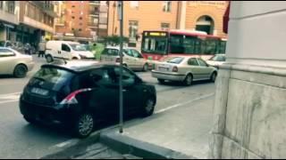 parcheggia-contromano-arriva-il-bus-si-blocca-tutto
