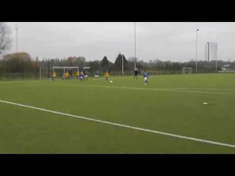 De keeper van Kampong is alert.