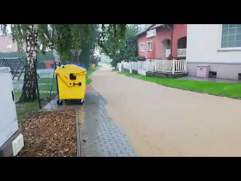 Pondělní přívalový dešť proměnil cesty v obci na potoky