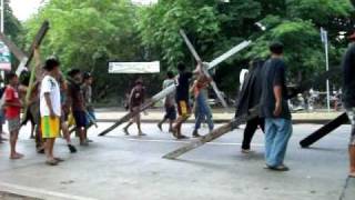 preview picture of video 'Carrying the cross on Maundy Thursday in Luisita, Philippines, April 21, 2011'