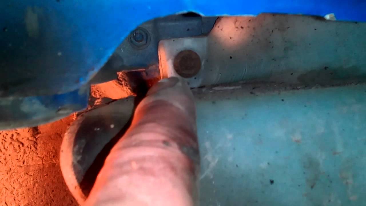 Где находится бачок омывателя Мерседес Актрос 2833?