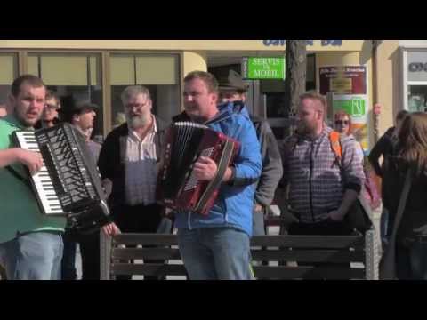 Študenti Lesníckej fakulty na námestí - Nebola som veselá