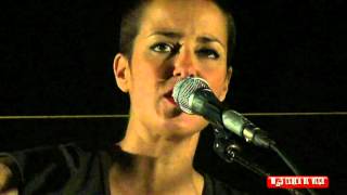 Vega - A tientas (acustico)(LIVETHEROOF SEVILLA).m