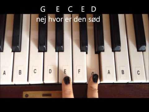 Lær at spille "se den lille kattekilling" på klaveret